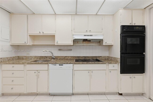 Building Photo - 5055 Collins Ave