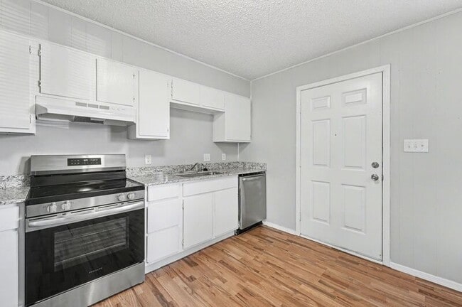 Building Photo - 1045 S Happy Hollow Rd