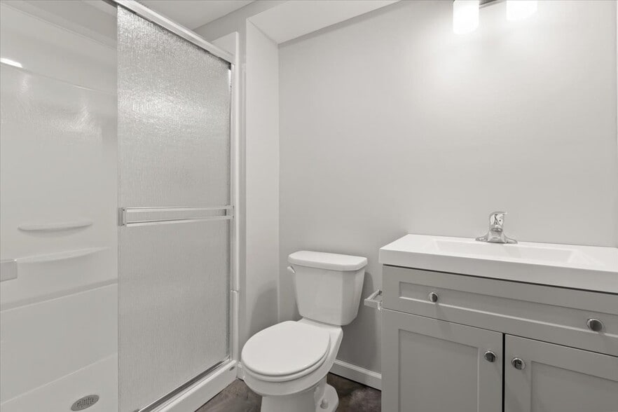 Downstairs Full Bath - 2301 W 73rd St