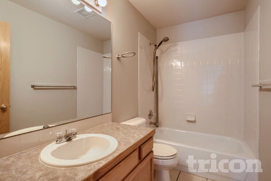 Building Photo - 2215 Sweetwater Creek Dr