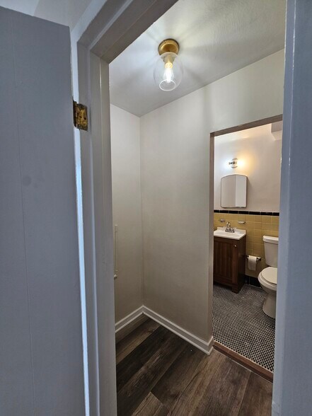 Building Photo - 11720 Edgewater Dr