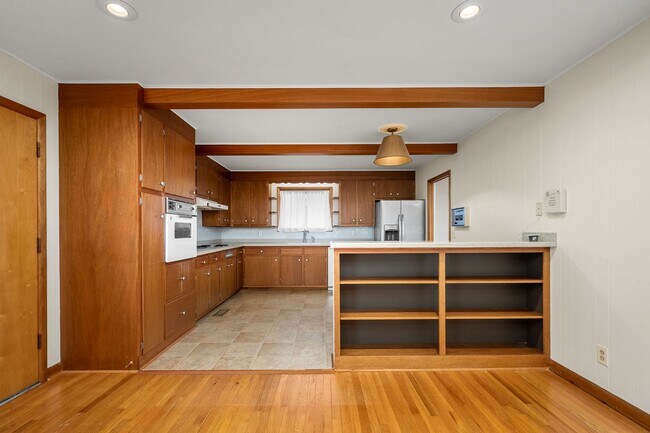 Building Photo - 902 Whitehall Rd