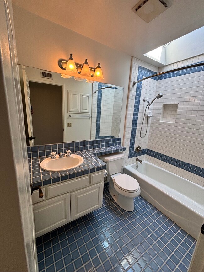 Building Photo - 3069 Charlotte St