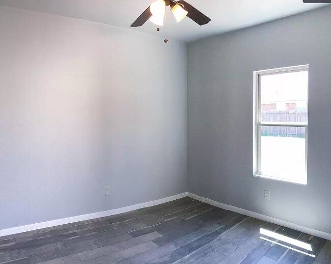 Building Photo - Beautiful Updated Duplex