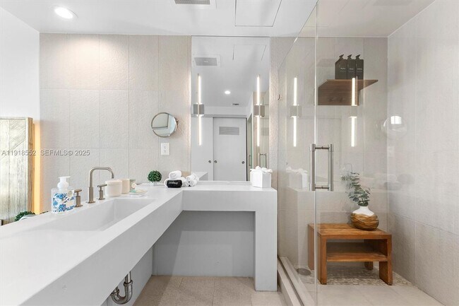 Building Photo - 3101 Bayshore Dr