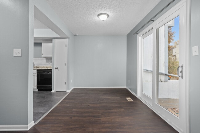 Building Photo - 642 NW Valleybrook Rd