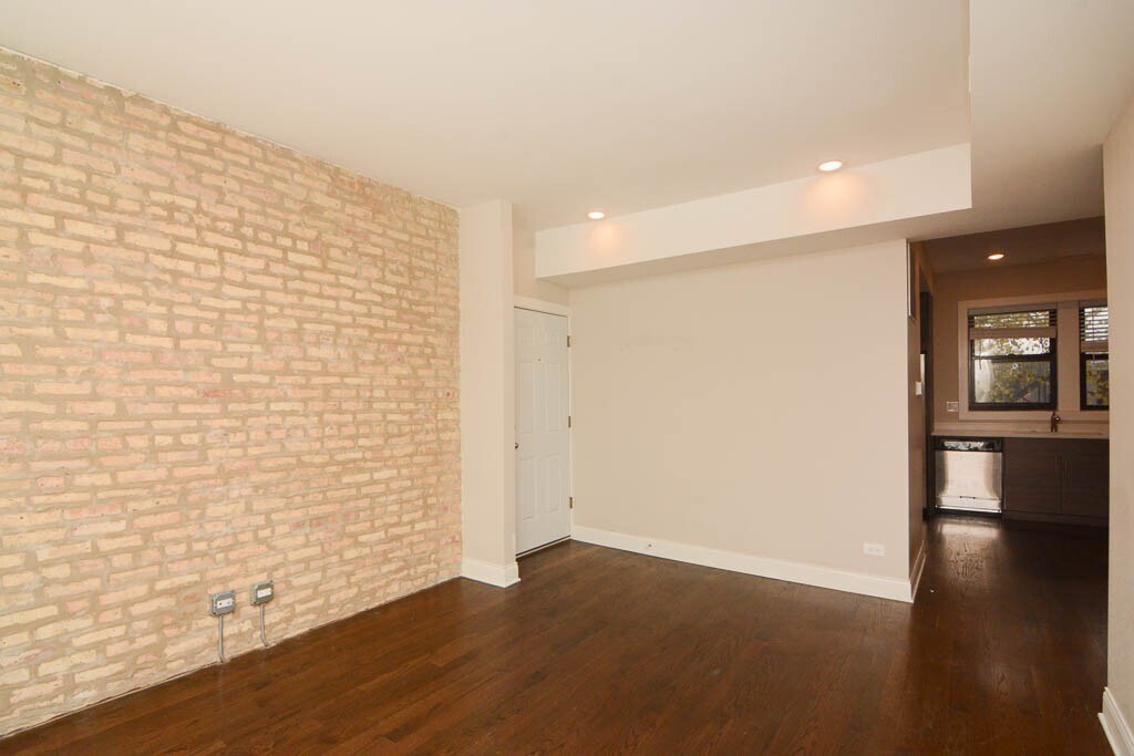 Building Photo - 2228 N Sawyer Ave
