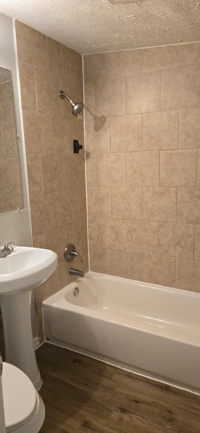 Building Photo - 6928 Hershe St