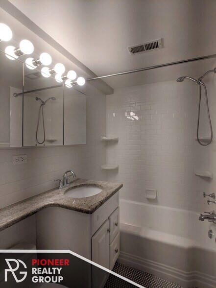 Building Photo - 429 W Wellington Ave