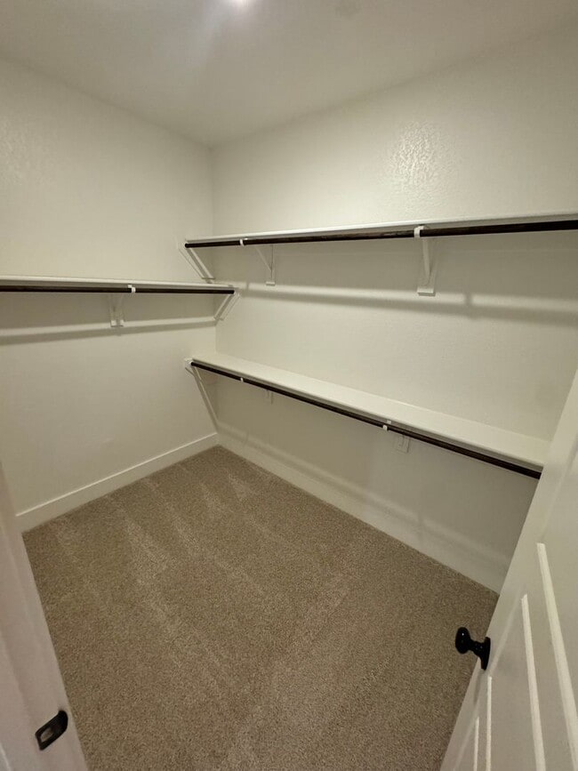 Building Photo - 3/2/2 - FIREPLACE - MUDROOM - GODLEY ISD