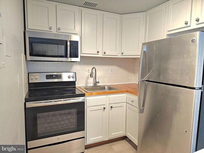 Building Photo - 2059 Huntington Ave