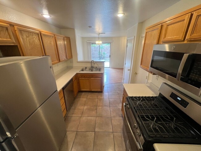 Building Photo - 3 bedrom 2.5 bath Gated Community Townhome with community  Pool, Spa & Private Garage