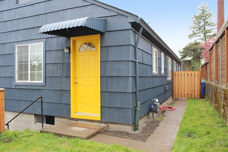 Building Photo - 5535-5535 SE 17th Ave