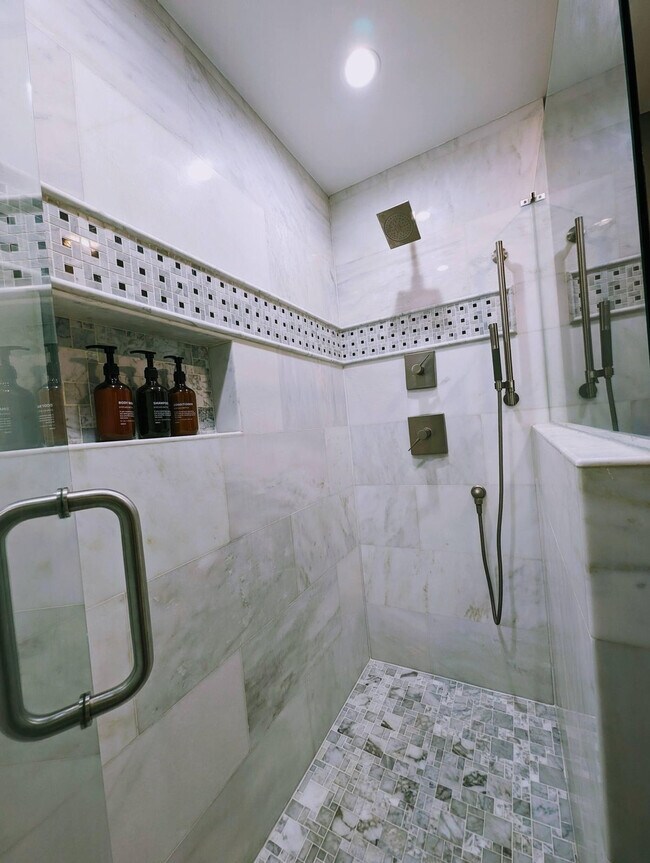 Building Photo - 1303 Colony Dr