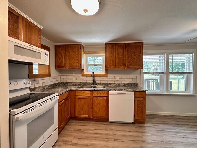 Building Photo - Beautiful Sunsets! Close to Historic District, Shopping & Beaches!