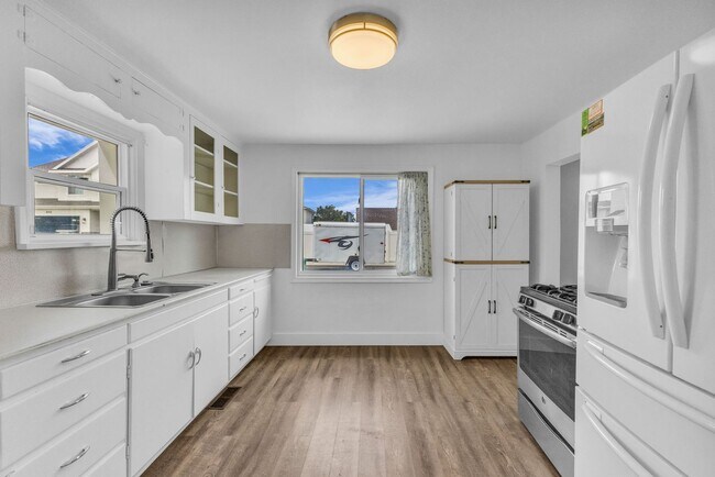 Building Photo - Beautiful and Bright 2 Bedroom 1 Bathroom Home in Murray!!