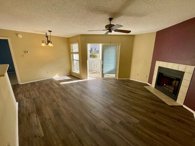 Building Photo - Expansive One Bedroom in Winding Hollow!