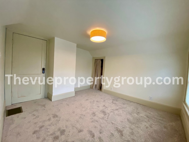 Building Photo - Completely remodeled 3 bedroom, brimming with charm & modern updates!