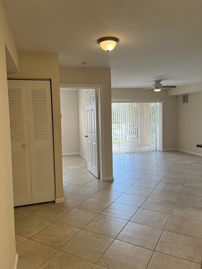 Building Photo - 151 SW Palm Dr