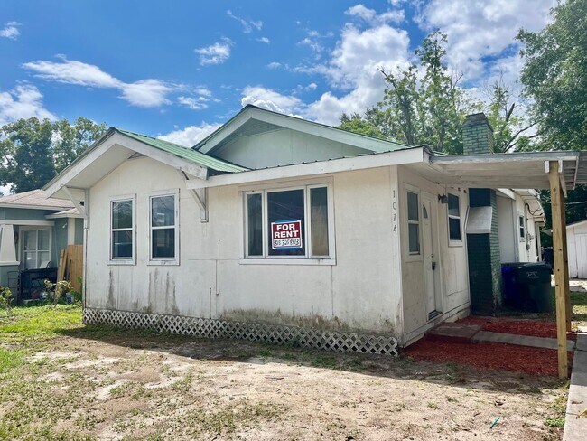 Building Photo - TOTALLY REMODELED Spacious 3BR/1BA Lakelan...