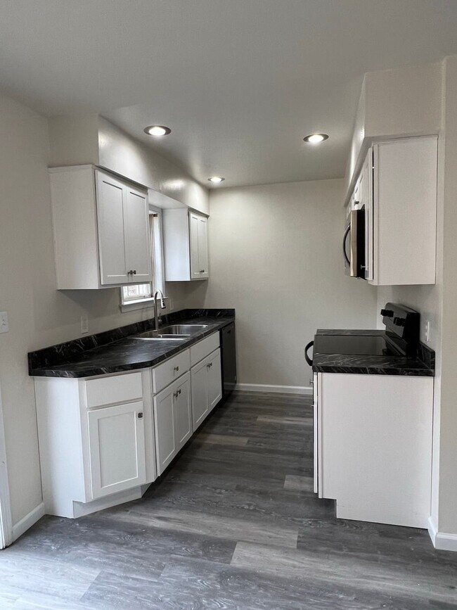 Building Photo - 3BR Townhome - Northampton School District