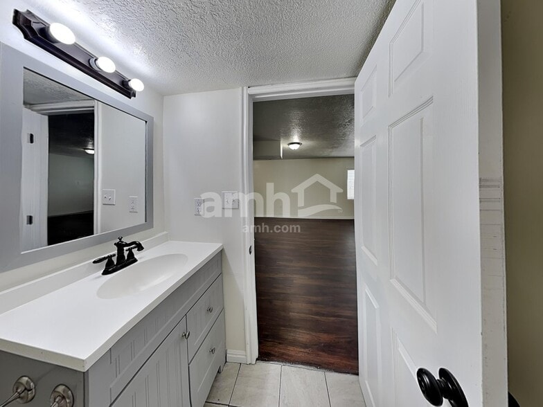 Building Photo - 8474 Delicate Arch Dr