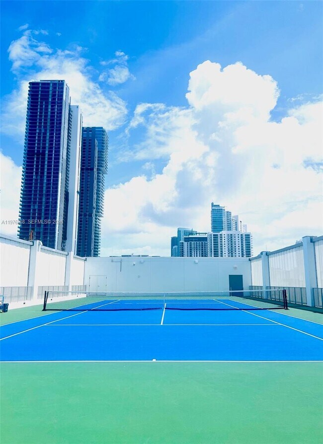 Building Photo - 700 NE 26th Terrace