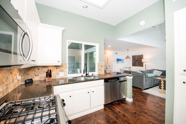 Building Photo - Costa Mesa Newport Heights Stunner!