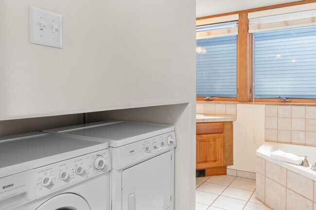 Building Photo - 747 W Pacific Ave