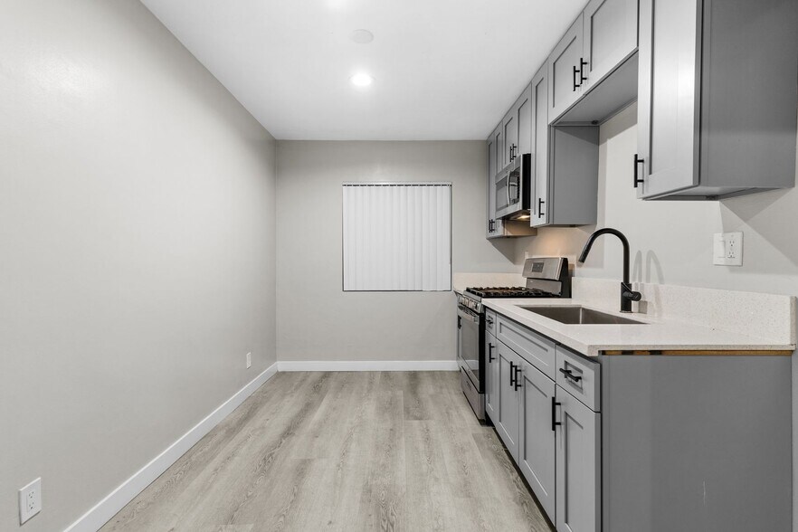 Building Photo - 113 S Lillie Ave