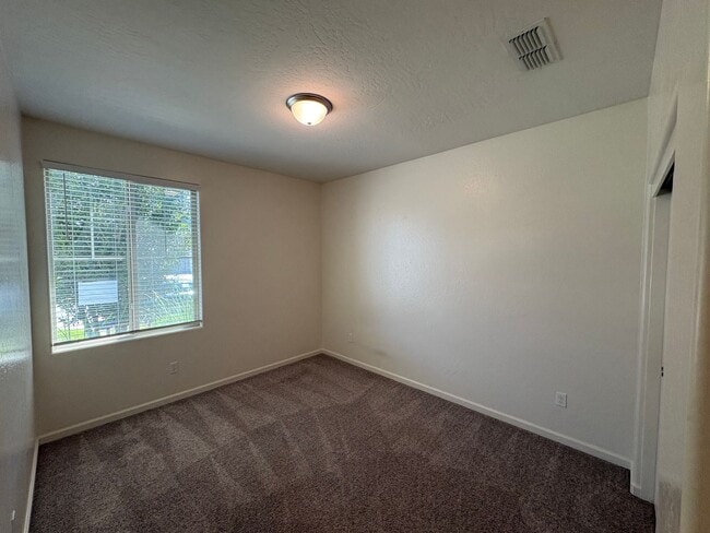 Building Photo - Comfortable NW Visalia Home Rent Ready!