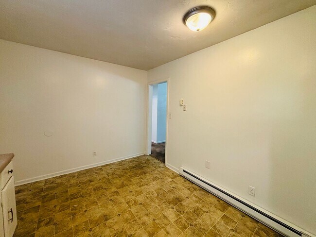 Building Photo - 2 Bedroom, 1 Bath Apartment