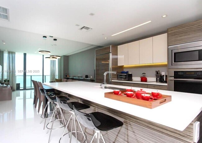 Building Photo - 460 NE 28th St