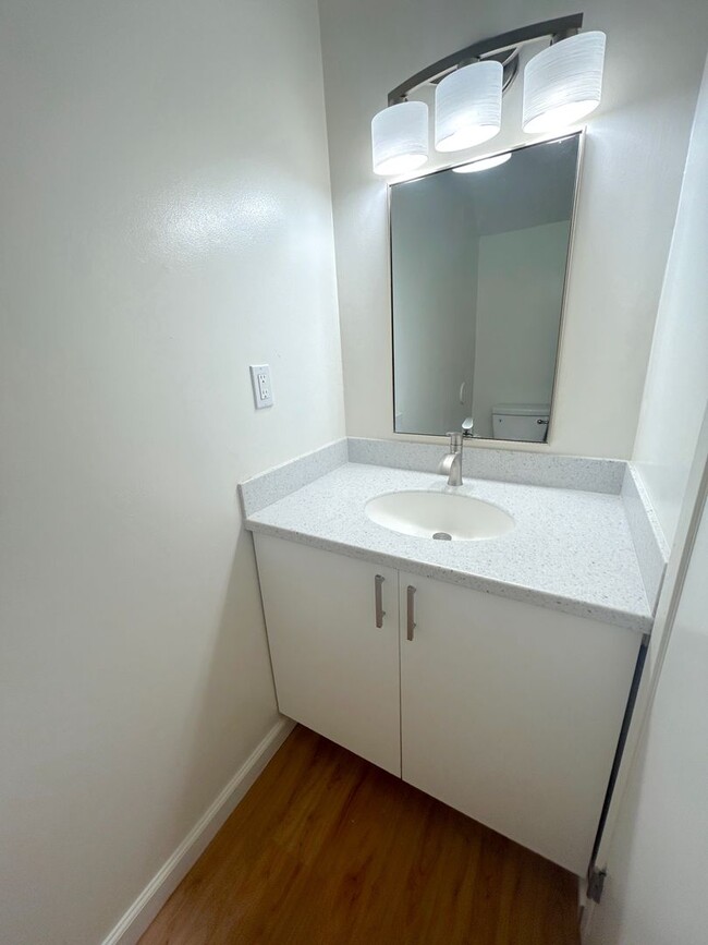 Building Photo - Completely Renovated Split-Level Nob Hill ...