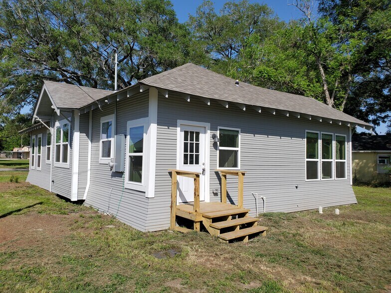 Back of house - 6823 Guyler St