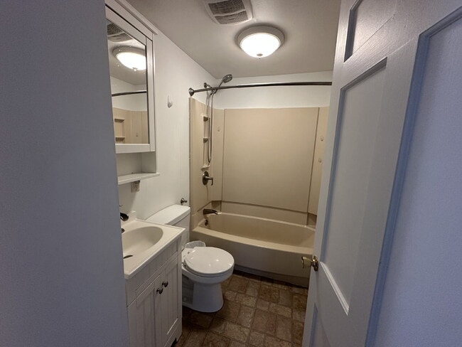 Building Photo - Charming 4-Bed / 1.5-Bath Home in Quiet Springvale Neighborhood