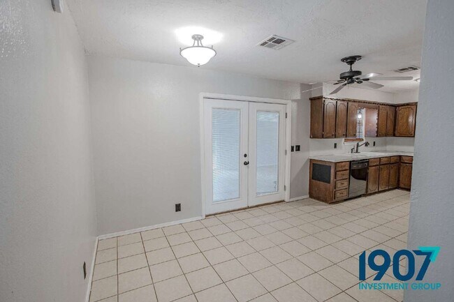 Building Photo - 1618 Village Dr