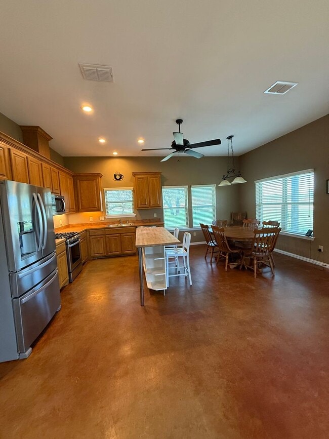 Building Photo - Acreage - HORSE PROPERTY - Peaceful Country Living