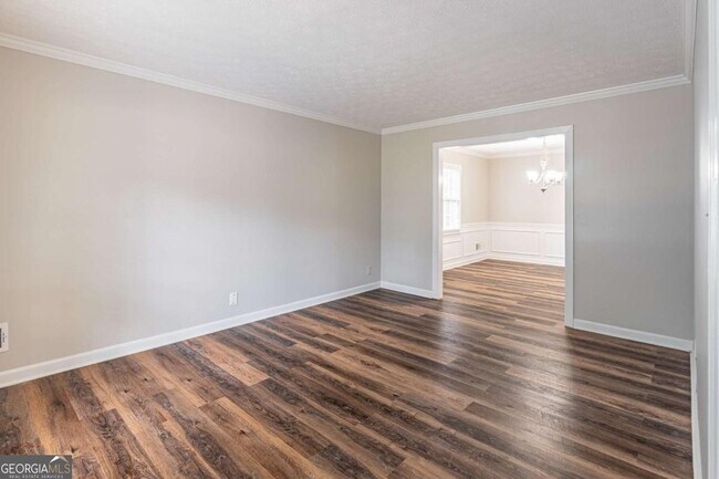 Building Photo - 736 Singley Dr