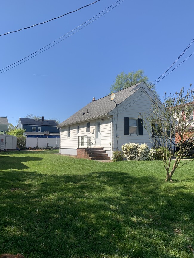 Building Photo - 1219 E Blancke St