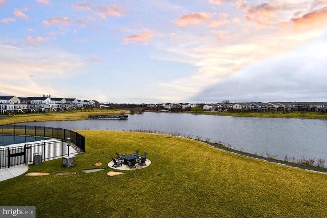 Building Photo - 4-Level Furnished townhome!