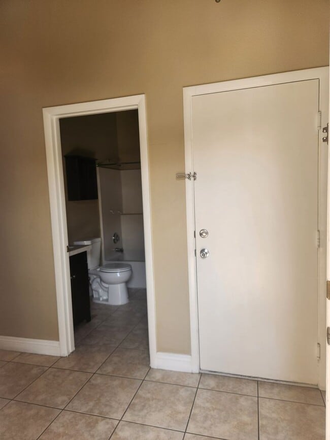 Building Photo - A Fabulous 3 Bedroom Townhome In North Las...