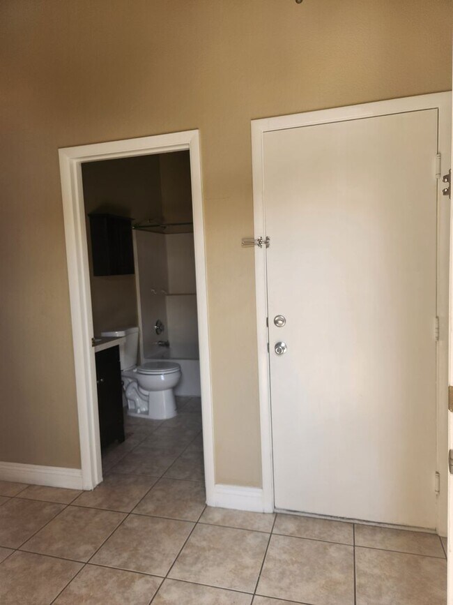 Building Photo - A Fabulous 3 Bedroom Townhome In North Las Vegas