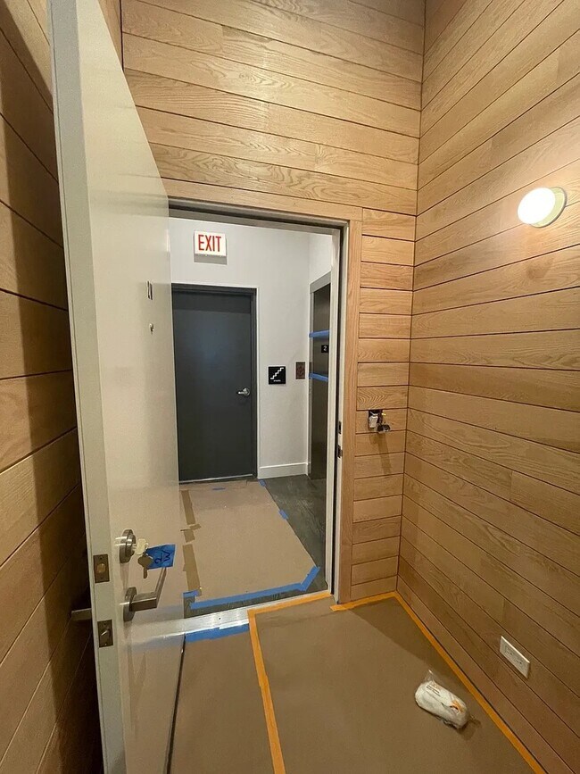 Building Photo - 1057 N Wolcott Ave