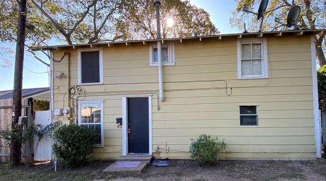 Building Photo - 208 Ave A