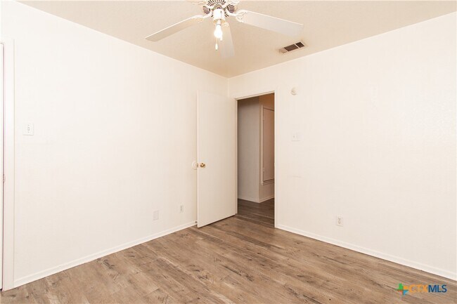 Building Photo - 2018 Cedarhill Dr