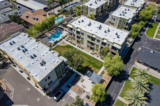 Building Photo - Luxurious Biltmore Townhome