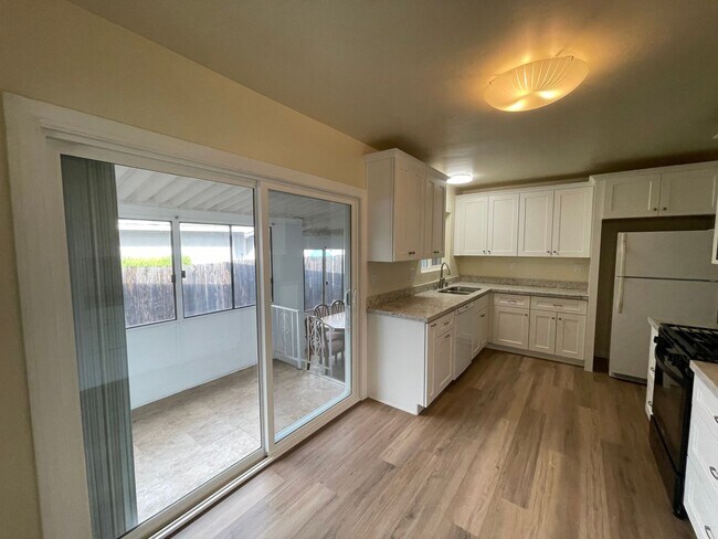 Building Photo - Large 5 bed 2 bath house (Lease out, pending signatures. Check back in a few days!)