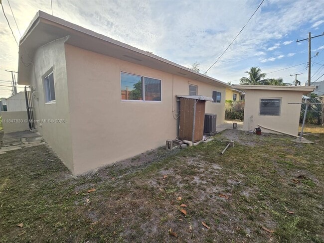 Building Photo - 882 NW 26th Ave