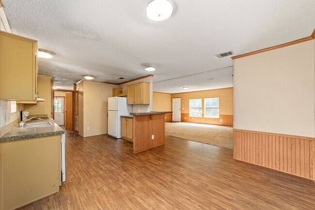Building Photo - Spacious 3BR/2BA Home  Available Now!